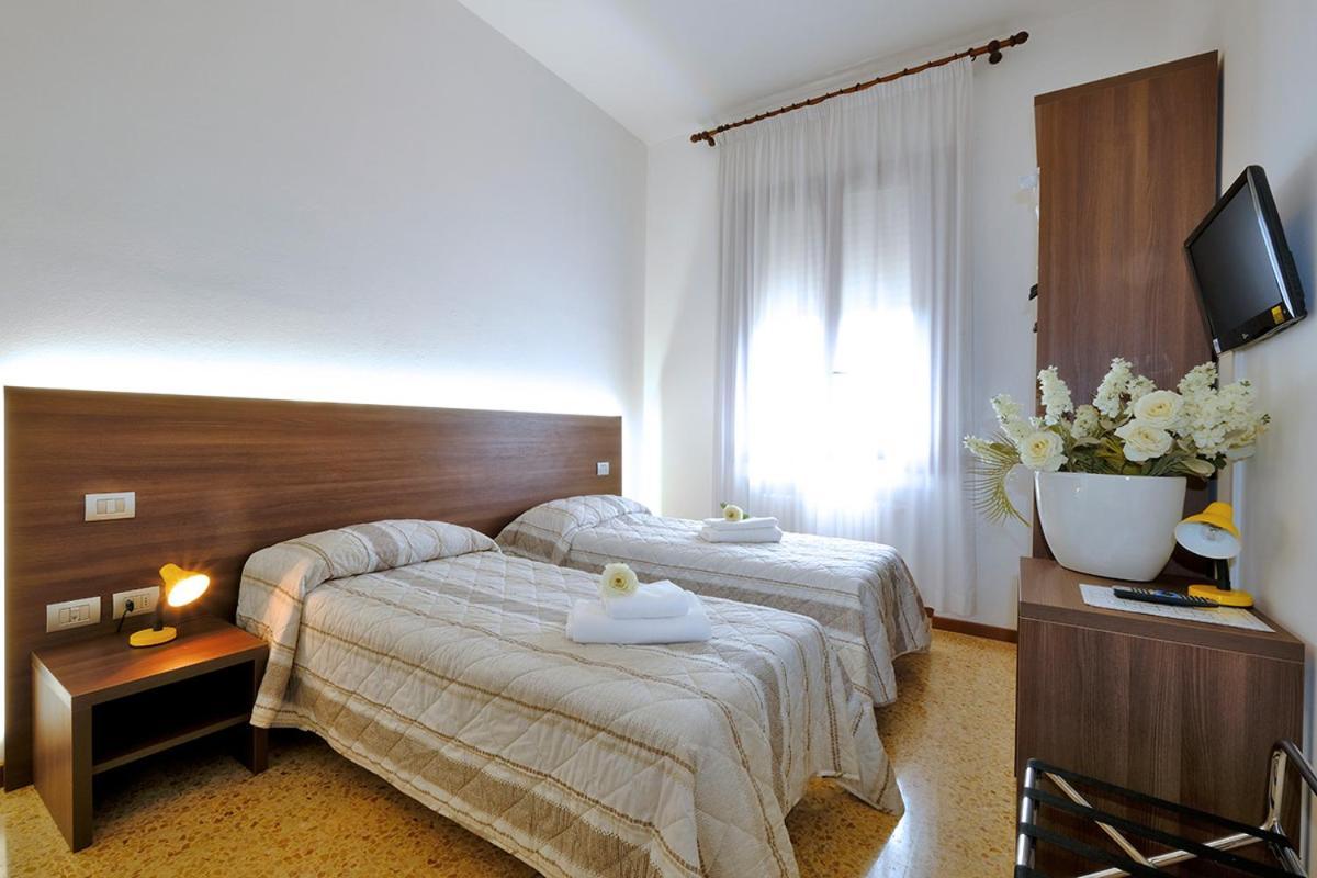 Locanda Al Santuario Peschiera del Garda Bagian luar foto