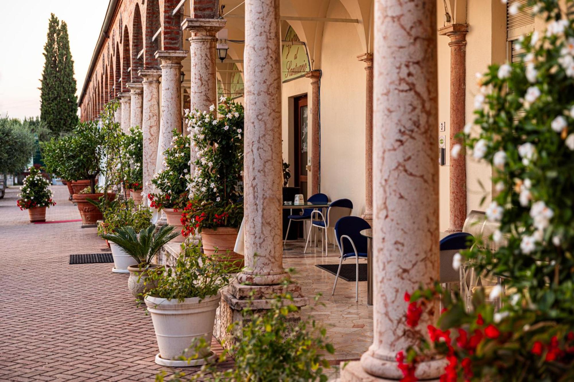 Locanda Al Santuario Peschiera del Garda Bagian luar foto