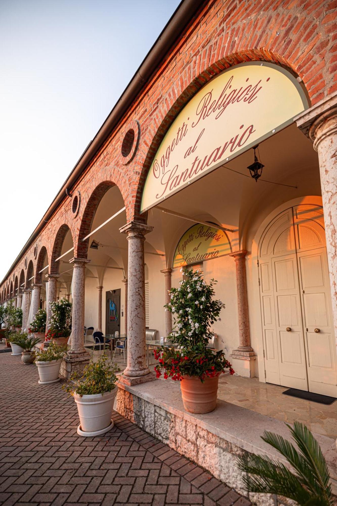 Locanda Al Santuario Peschiera del Garda Bagian luar foto