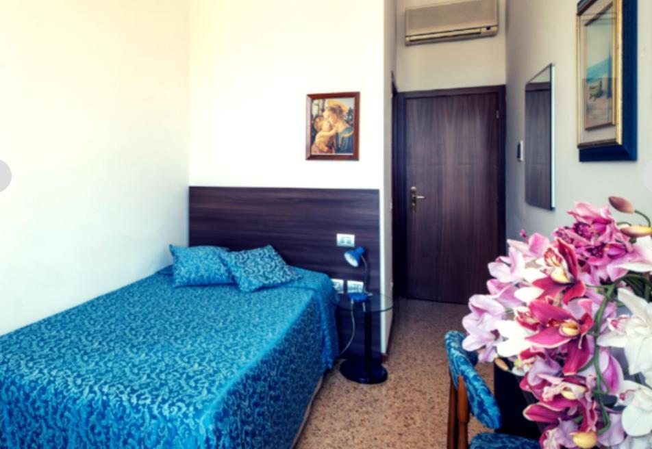Locanda Al Santuario Peschiera del Garda Bagian luar foto